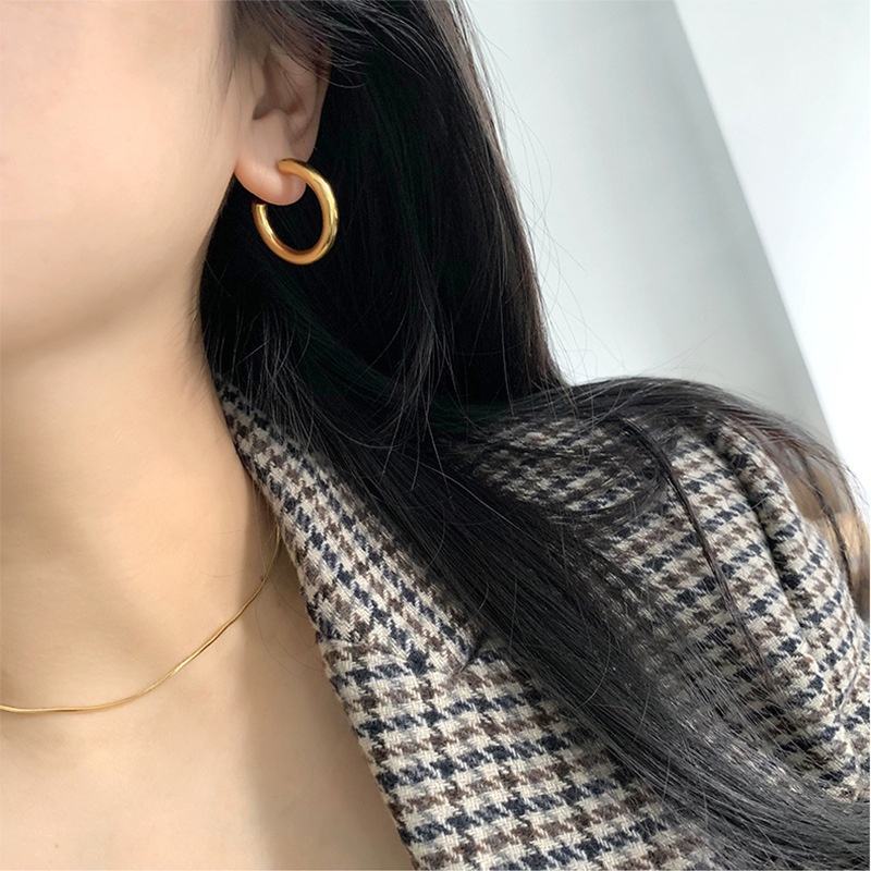 Anting Bentuk C Lingkaran Bahan Titanium Steel Warna Emas Gaya Retro