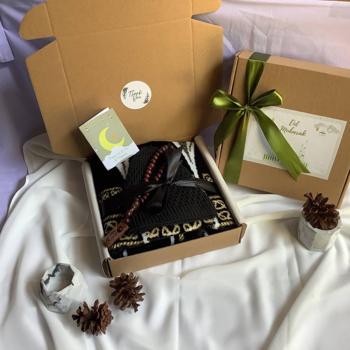 

Hampers Ramadhan/Hampers Lebaran Sajadah Kiswah Peci Rajut Tasbih Kayu