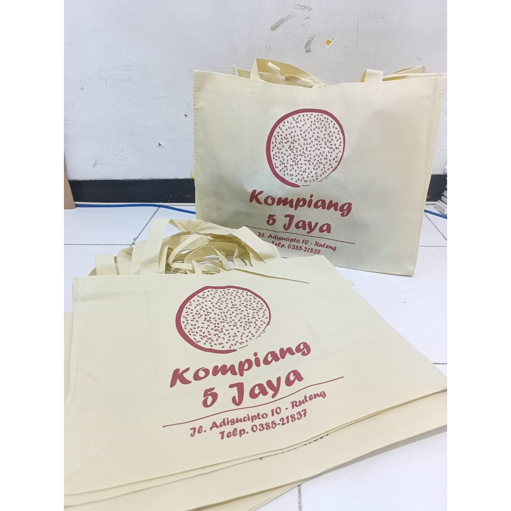 

Sablon tas spunbond ukuran custom Uk. L 18 x T 30 x P 38cm,