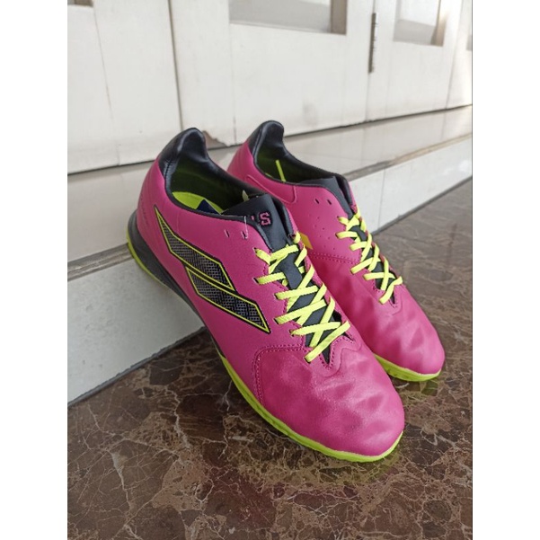 SEPATU FUTSAL MILLS T-RITON SABRE IN