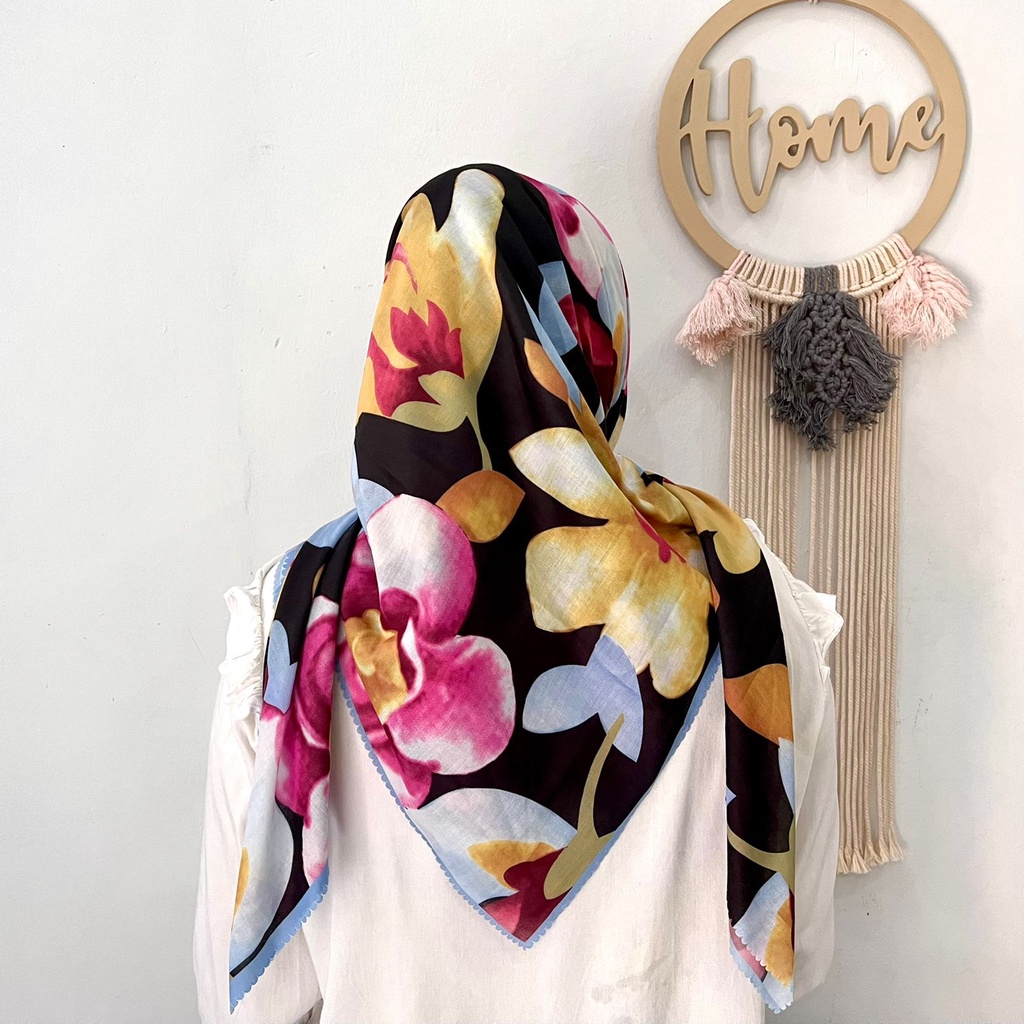 HIJAB SEGI EMPAT MOTIF VOAL LASER CUT KH88978