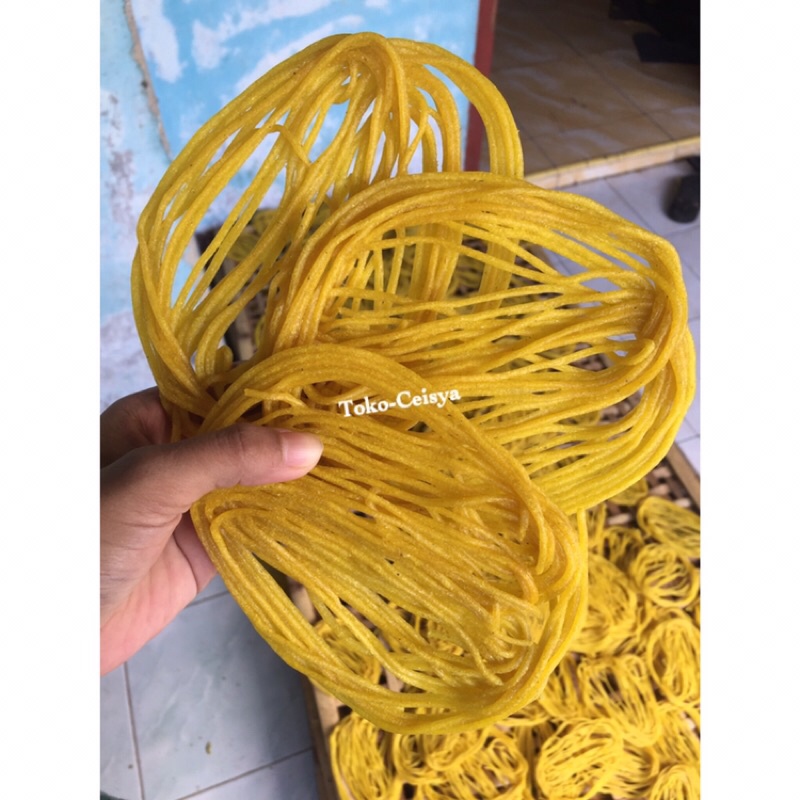 

KRUPUK MIE KUNING / MIRENG MENTAH RENYAH, ENAK, GURIH, MURAH (1KG)