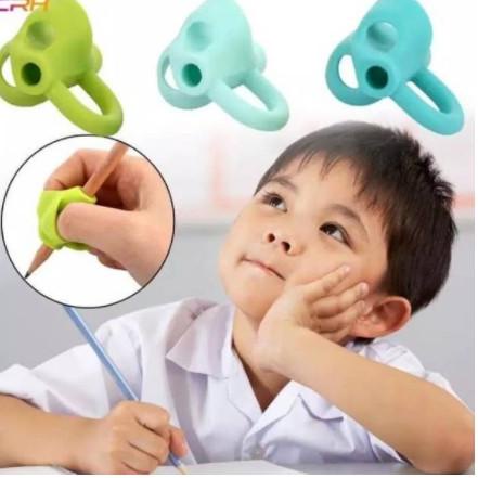 

I23 CHILDREN PENCIL HOLDER PEN WRITING AID GRIP POSTURE ALAT BANTU TULIS 3 LUBANG BELAJAR MENULIS 3 JARI PALING DIMINATI