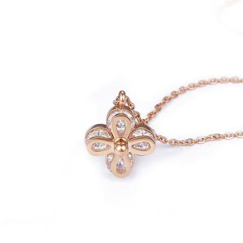 Kalung Bentuk Daun Clover Aksen Berlian Imitasi | Kalung Rantai Dengan Liontin Zircon Untuk Wanita | Aksesoris Bahan Titanium Steel 18K Warna Rose Gold | Perhiasan Bahan Stainless Steel