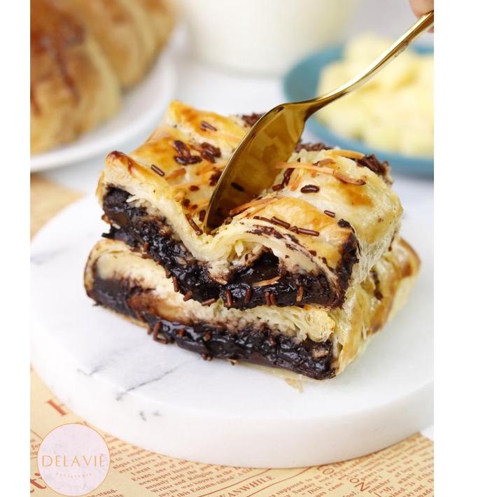 

✰ Choco cheese puff /choco cheese banana melted puff pastry (delavie patisserie) ➮