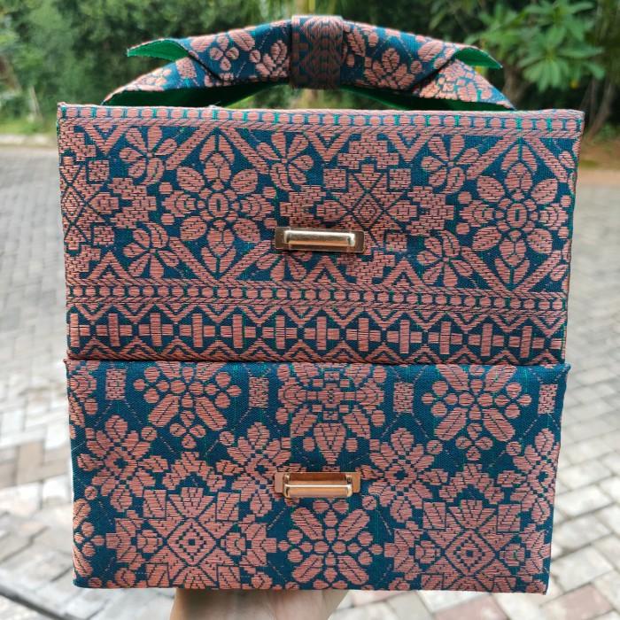 

Hardbox Hampers Idul Fitri/Lebaran Laci 2 Susun - Kain Isi 2Toples Blt 027
