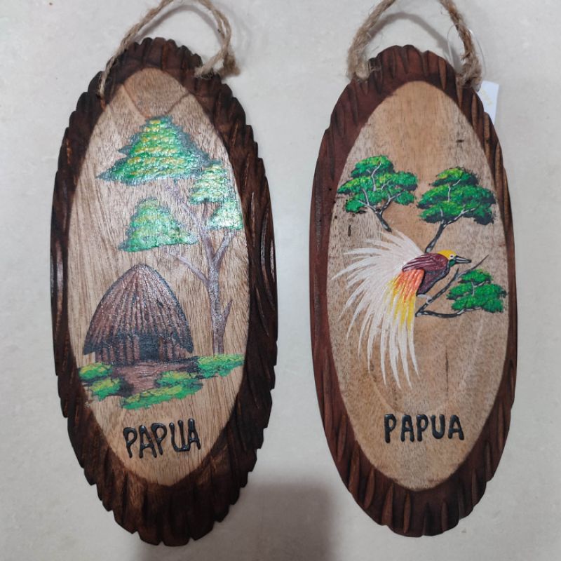 Pajangan hiasan gantungan dinding kayu lukisan Honai Cendrawasih