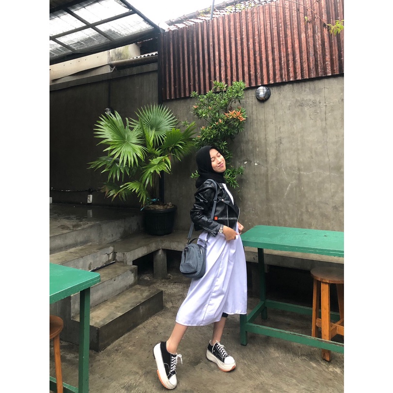 JNK x LATI - Jaket Semi Kulit Sintetis Viena Premium Crop Top Women Black Hitam Faux Synthetic Leather Jacket Original 100% Genuine Shirt Style Korea Motor Pendek Sedang Branded Elegan Vintage Cewek Terbaru Kekinian Import Dewasa Fashion Outfit Hijab 2023