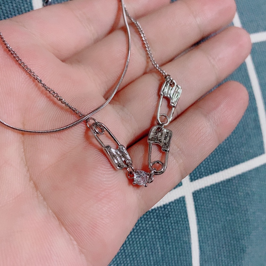 2022 Kalung Rantai Liontin Tiga Pin Bahan Titanium Steel Anti Alergi / Pudar Untuk Wanita