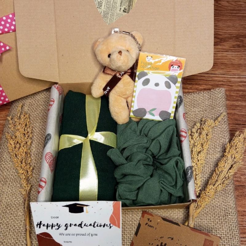 

HAMPERS HIJAB BELLA SQUARE / HAMPERS LEBARAN / KADO ULANG TAHUN CEWEK / KADO PERNIKAHAN / Hampers Ulang Tahun Cewek / Hampers Cewek