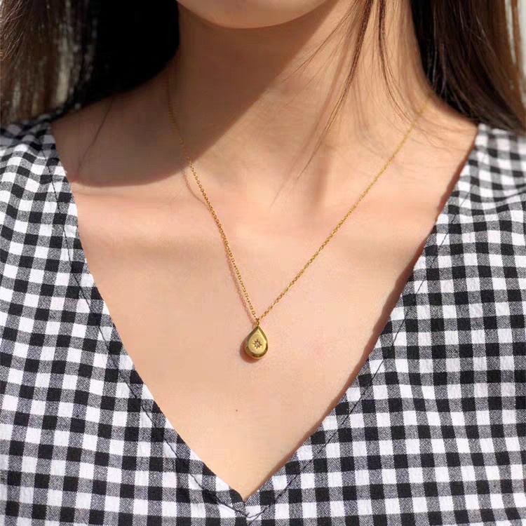 Kalung titanium steel 18K gold anti Alergi / Pudar Dengan Liontin Bentuk Tetesan Air Persegi Untuk Wanita