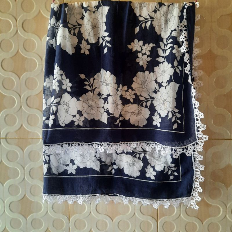 Segi Empat Biru Dongker Bunga