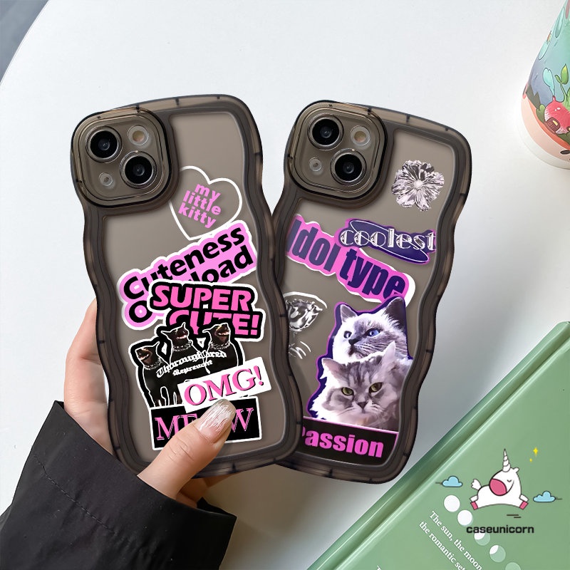 IPHONE Casing Ponsel Label Stiker Merek Trendi Kompatibel Untuk Iphone11 14 13 12 Pro Max XR 6s 6 7 8 Plus X XS Max14 Plus SE 2020 Cool Fashion Cat Wavy Edge Soft Case