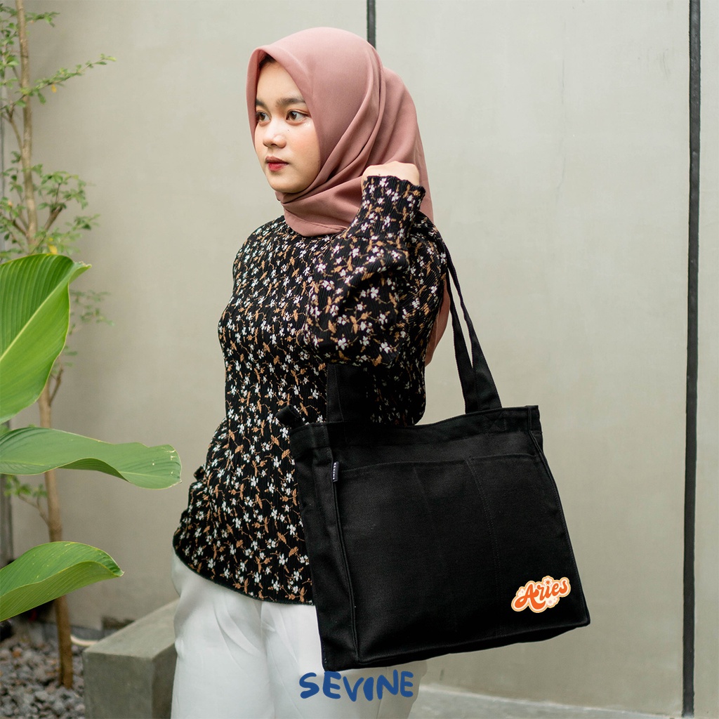 Sevine Totebag Kanvas Rebecca Zodiac Tas Wanita Tote Bag Kuliah Sekolah Sekat Kantong Resleting Hitam Elegan Aesthetic - WZ