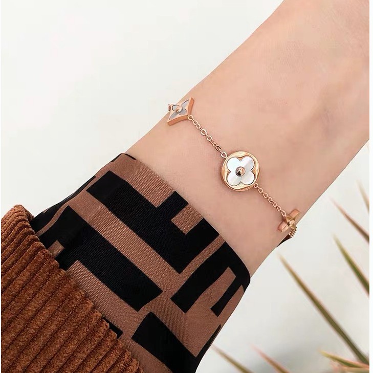 L Home Gelang Tangan Rantai Baja Titanium Rose Gold 18K Aksen Clover + Mutiara Imitasi Untuk Wanita