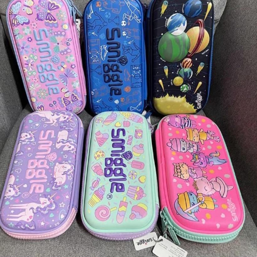 

Super Stok TEMPAT PENSIL HARDCASE PENSIL CASE Kotak Pensil 3D Timbul Anak 3 Dimensi SMIGGLE TAKASIMURA STORE