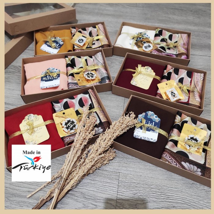 

Hampers Lebaran Cantik Paket Jilbab Segi Empat Elegant Kado Kerudung 001