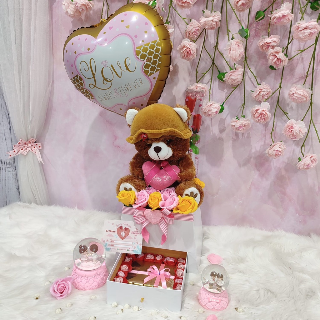 

Box Buket Bunga Sabun Hadiah Valentine Boneka Coklat 001