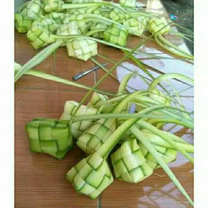 

Promo bungkus ketupat segar baru di buat - Paket, 15 biji