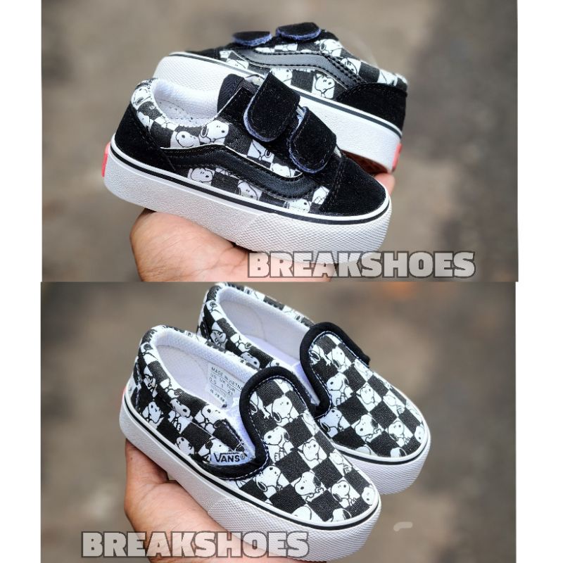 Sepatu anak slip on dan model perekat motif snoopy hitam putih cwok cwek