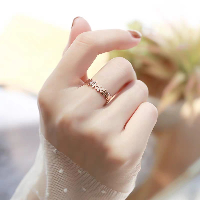 Cincin Desain Bunga Hollow Bahan Titanium Steel | Cincin Lapis Rose Gold 18K Untuk Wanita | Anting Tusuk Hypoallergenic Bahan Stainless Steel Untuk Wanita Je