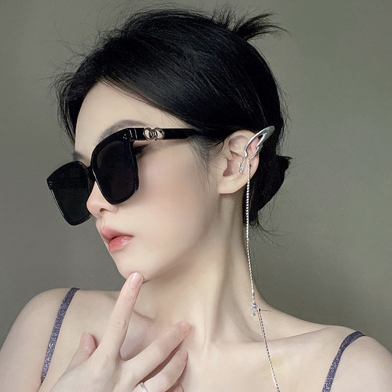 (YUZHU) Cincin Gesper Persegi Padi Kuku Kacamata Hitam Wanita Korea Fashion INS Gaya Oversized Frame Hollow Sunglasses