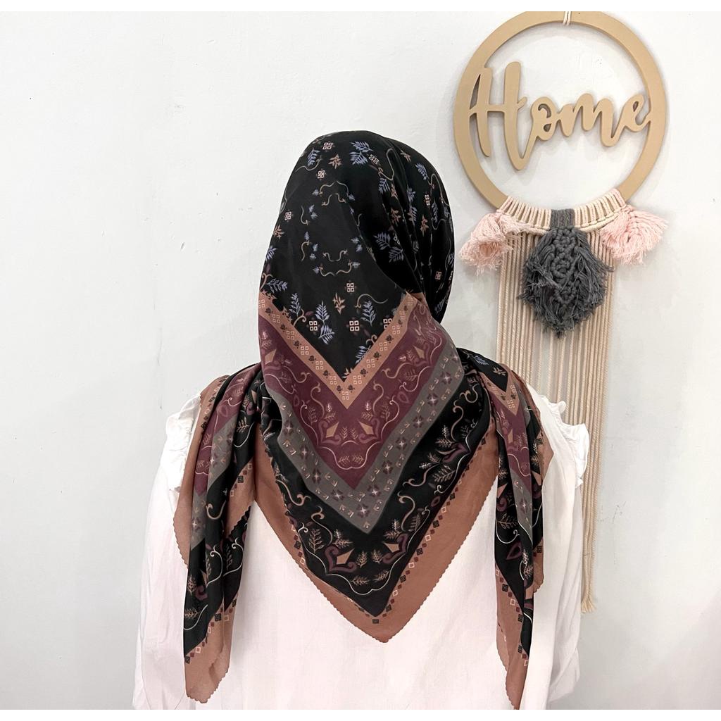 HIJAB SEGIEMPAT VOAL MOTIF SONGKET HITAM