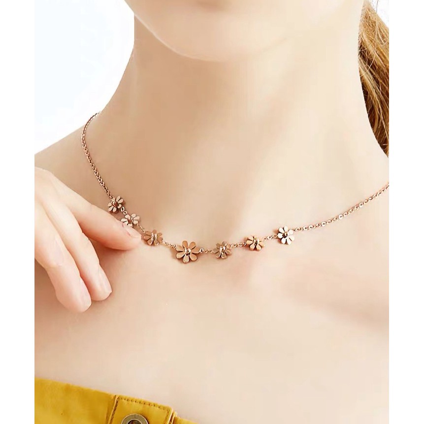 Kalung Rantai Pendek Dengan Liontin Bunga Daisy Kecil Untuk Wanita | Kalung Rose Gold 18k | Kalung Bahan Stainless Steel | Kalung Bahan Titanium Steel | Hadiah Ulang Tahun Tahan Air Tidak Pudar