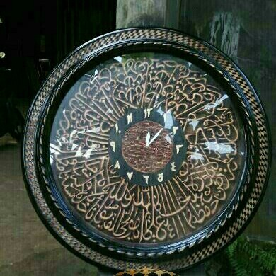 Jam Dinding Kaligrafi Ukir Ayat Kursi 75 cm