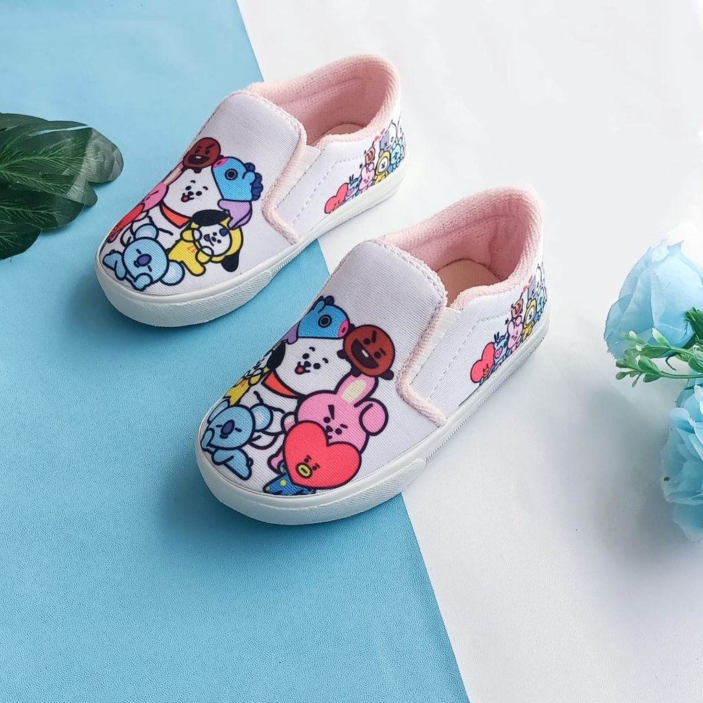 sepatu anak perempuan slipon imitasi motif boneka murah