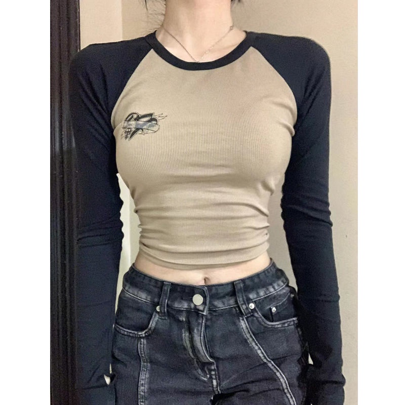 Red Retro Manis dan Pedas Bahu Depan T-shirt Wanita Musim Gugur dan Musim Dingin Baru Keinginan Murni Halter Tali Lengan Raglan Pendek unik Chic Atasan