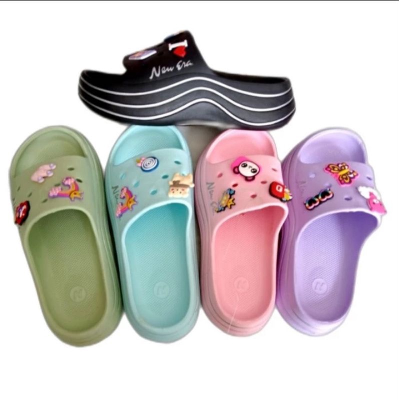 Wedges selop bergambar untuk wanita dari New Era