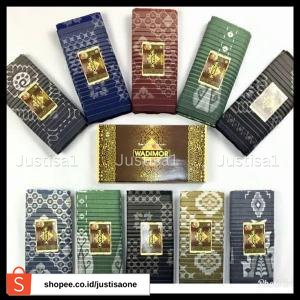 Sarung Tenun WADIMOR Kain Premium Eksklusif Motif Hitam Putih Polos Warna Souvenir Sovenir Hadiah Grosir Lebaran Sunatan Hajatan Bingkisan Hampers Sopenir Pria Dewasa Cowok Bahan Khitanan Kitanan Pesantren Panti Asuhan Mesjid Masjid Madrasah Solat Salat