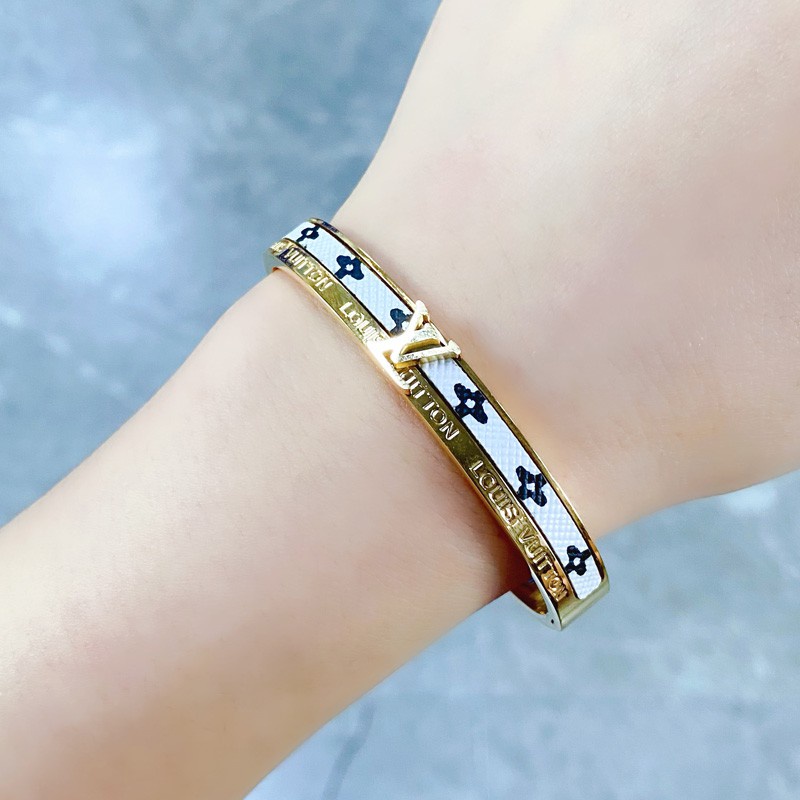 Gelang Bahan Titanium Steel 18k Kulit Anti Pudar Untuk Wanita