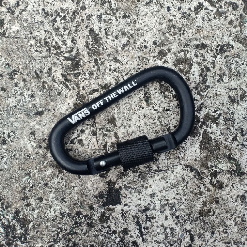 Karabiner keychain Vans off the wall