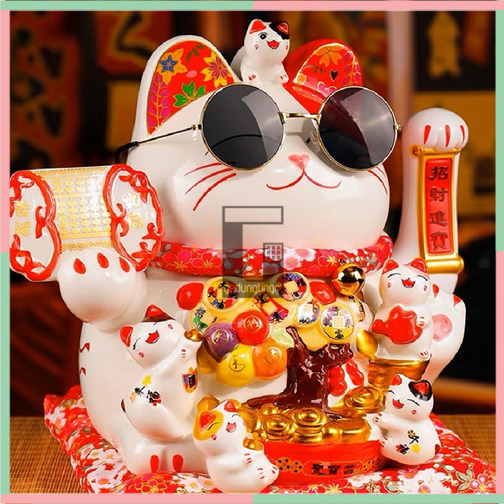 Patung Pajangan Boneka Hiasan Kucing Hoki Lucky Cat Rejeki Krberuntungan Maneki Neko Yuan Bao Yenpao Fortune Tenaga Listrik Baterai Surya Solar Gantungan Dinding Keramik Cina China Mobil Dinding Ukuran Kecil Small Sedang Medium Besar Jumbo Big Size XL