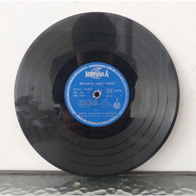 vinyl piringan hitam 10&quot; Titiek Sandhora&amp;Muchsin-Relakan Daku Pergi