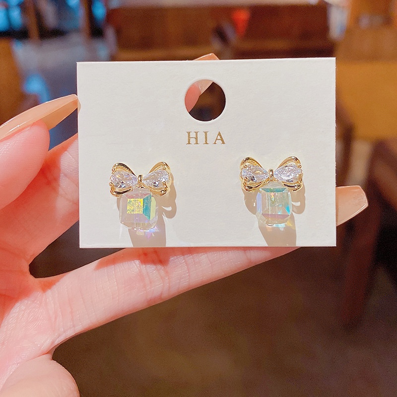 Versi Korea Dari Anting Busur Kristal Indah, Cahaya Mewah Serbaguna Super Flash Stud Earrings Wanita