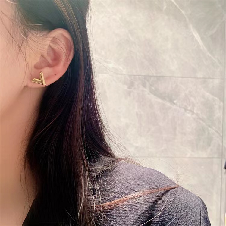 Anting Bentuk V Bahan Stainless Steel Untuk Wanita