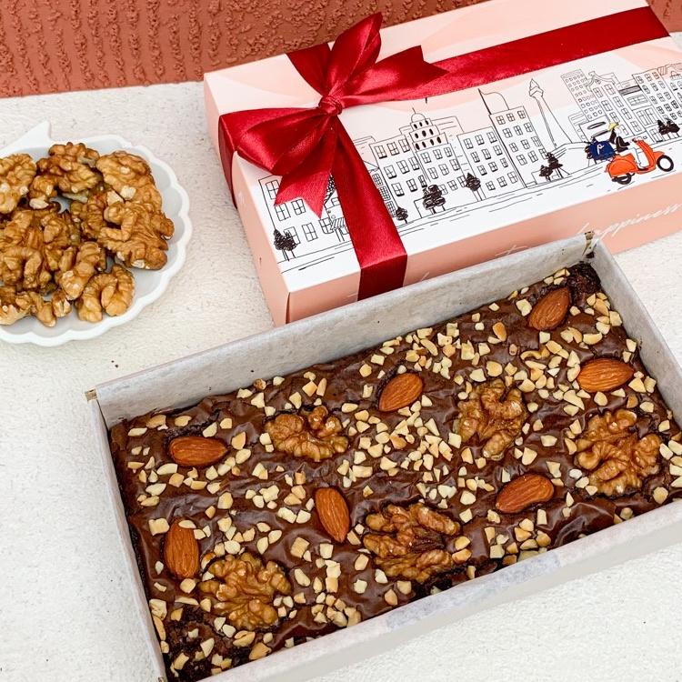 

❋ Fudgy Brownies Jingga Patisserie / Hampers valentine Brownies / valentine gift/ kado valentine ☻