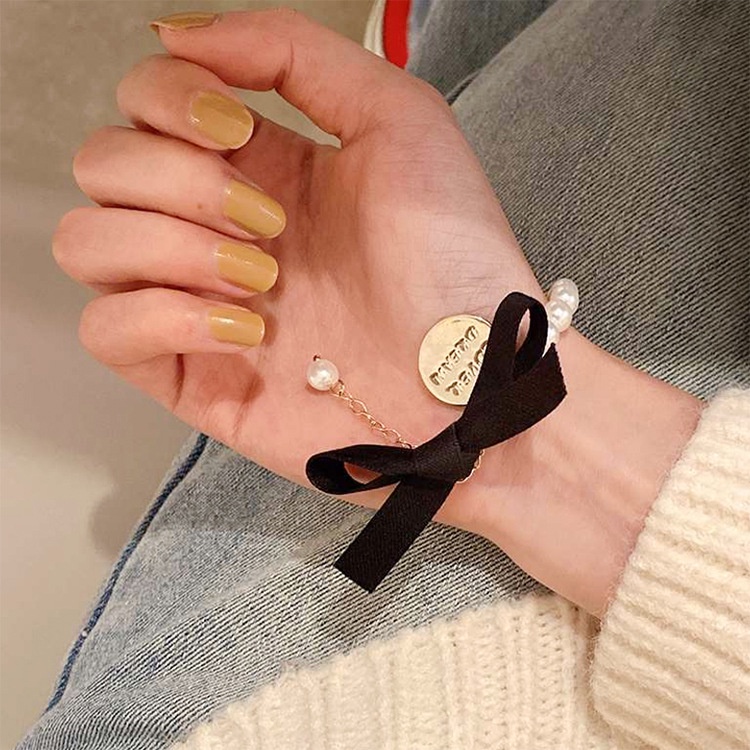 Versi Korea Fancy Bow Pearl Bracelet ins Influencer Gaya Keren Niche Design Bracelet Gelang Huruf Plat Bulat