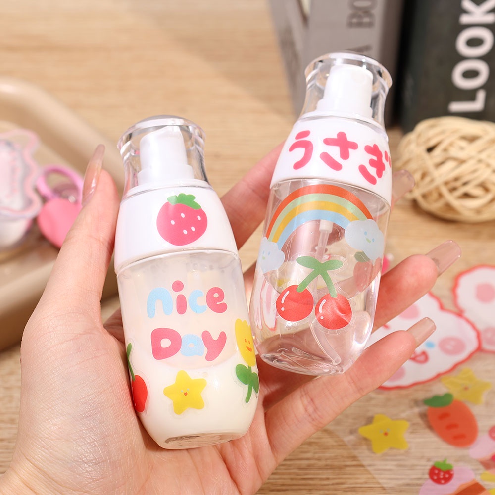 50ml Ins Style Botol Semprot Isi Ulang Dengan Stiker Parfum Bening Atomizer Botol Kosong Lucu Transparan Plastik Lotion Botol Travel Portable Reusable Push-type Bottle