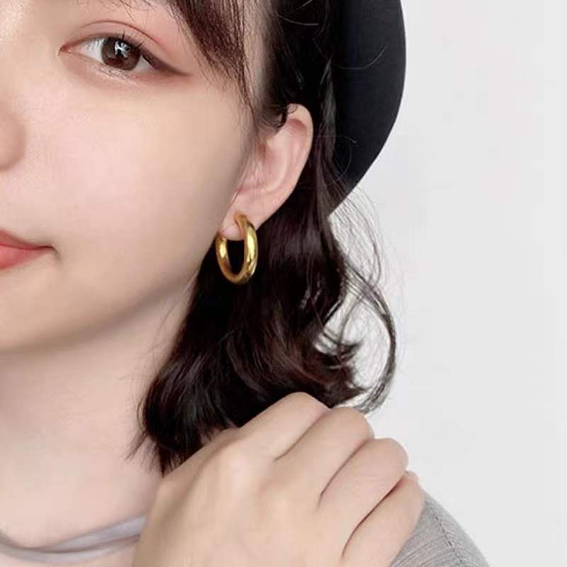 Anting Bentuk C Lingkaran Bahan Titanium Steel Warna Emas Gaya Retro