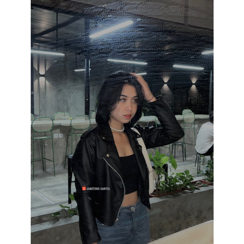 JNK x LATI - Jaket Semi Kulit Sintetis Viena Premium Crop Top Women Black Hitam Faux Synthetic Leather Jacket Original 100% Genuine Shirt Style Korea Motor Pendek Sedang Branded Elegan Vintage Cewek Terbaru Kekinian Import Dewasa Fashion Outfit Hijab 2023