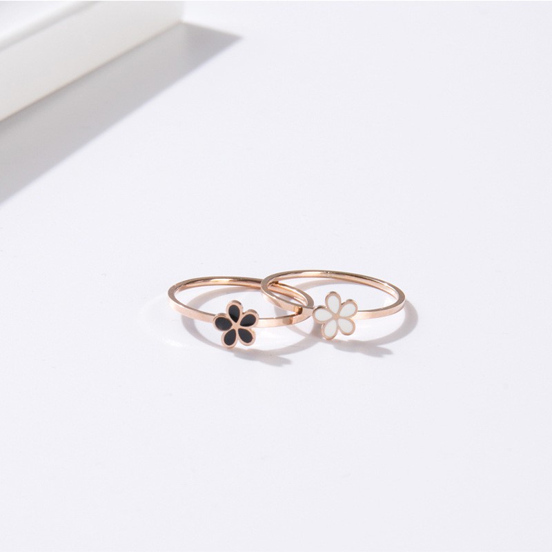 Cincin Lapis Rose Gold 18K Desain Bunga Daisy Kecil Warna Hitam Putih Bahan Titanium Steel Tahan Air Anti Alergi