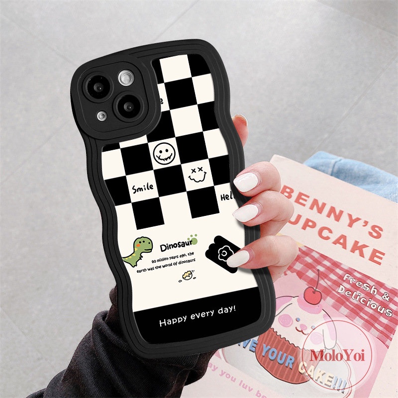 IPHONE Casing Papan Catur Kompatibel Untuk Iphone11 14 13 12 Pro Max XR 7plus 6 6s 87 Plus X XS Max SE 2020 14 Plus Wavy Edge Kartun Dinosaurus Lucu Smiley Soft TPU Case