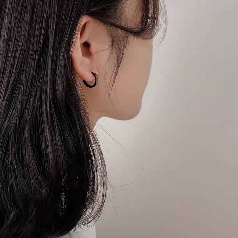 Anting Klip Tulang Telinga Bentuk Lingkaran Bahan Titanium Steel Warna Hitam Gaya Hip Hop Untuk Pria Dan Wanita