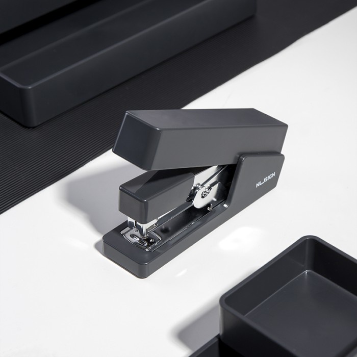 

Best Seller Deli Nusign Effortless Stapler / Staples Hemat Tenaga 20 Lembar Ns081