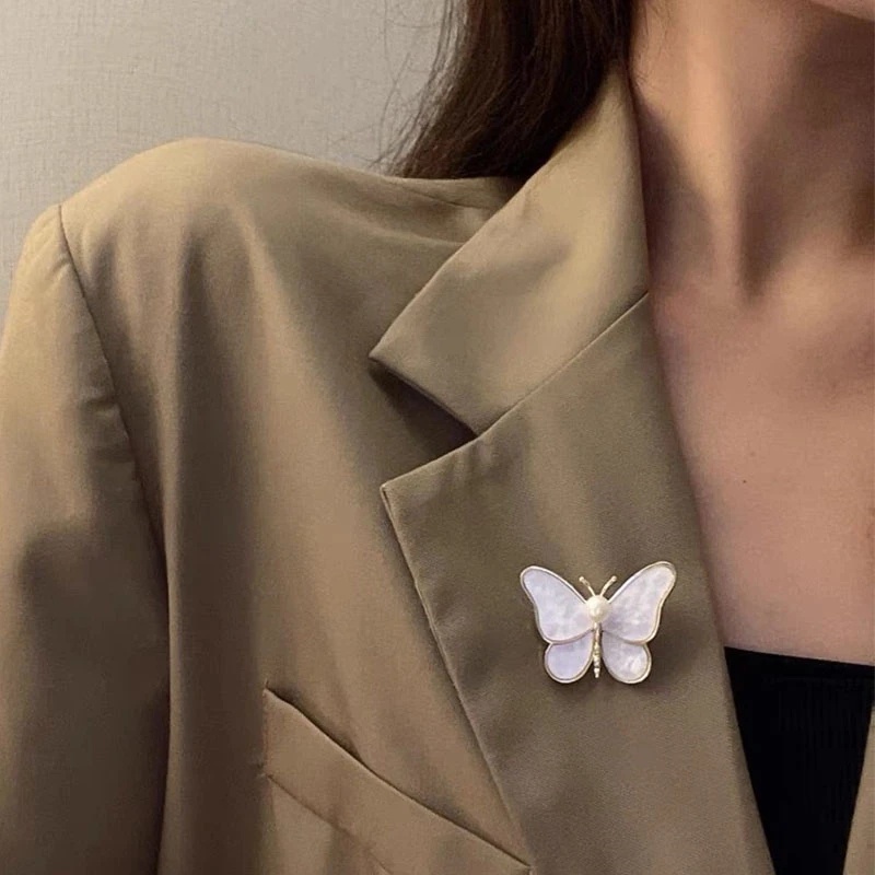 Sparkly Shell Butterfly Bros Pesona Mutiara Buatan Korsase Putih Biru Kuning Butterfly Pin Mewah Aksesoris Wanita Elegan Indah Perhiasan