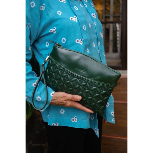 Aira Tas Pouch Make Up Arum Wanita Kulit Sapi Bahan Jenis Krom Leather Terbaru Embos Batik Parang Dan Kawung Kain Lurik Tradisional Multifungsi Tali Pendek Bisa Dilepas Kekinian Original